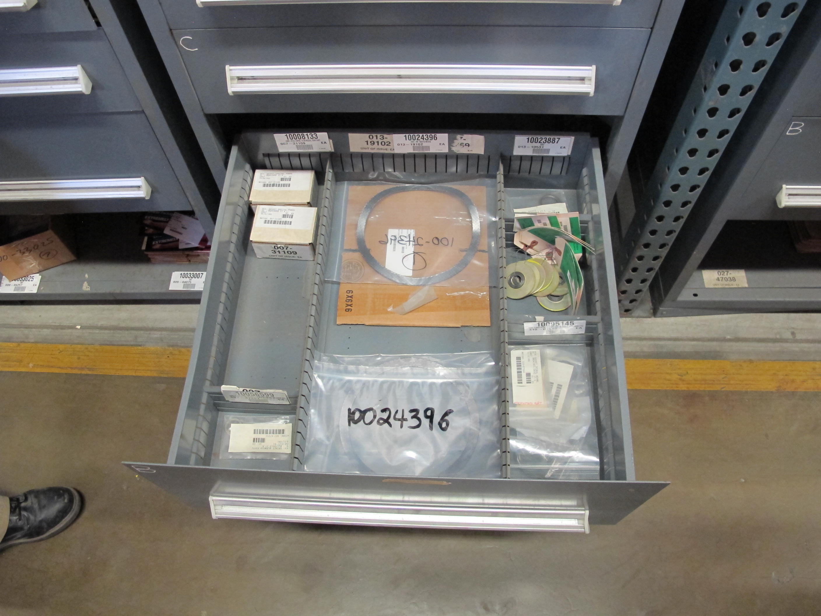 STANLEY VIDMAR HEAVY DUTY 5-DRAWER PARTS CABINET W/ CONTENTS (W-50) LOADING & HANDLING FEE $25-